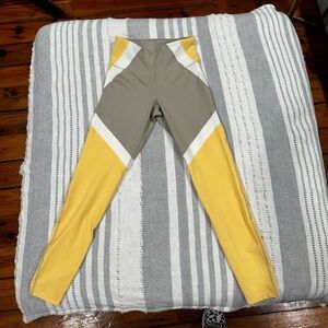 Women’s size medium Old Navy active leggings go dry